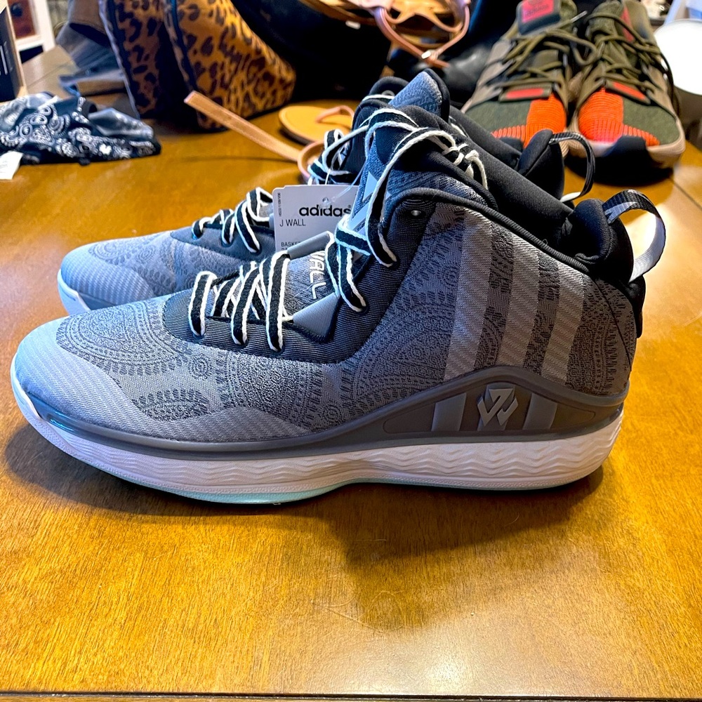 Men’s basketball sneakers